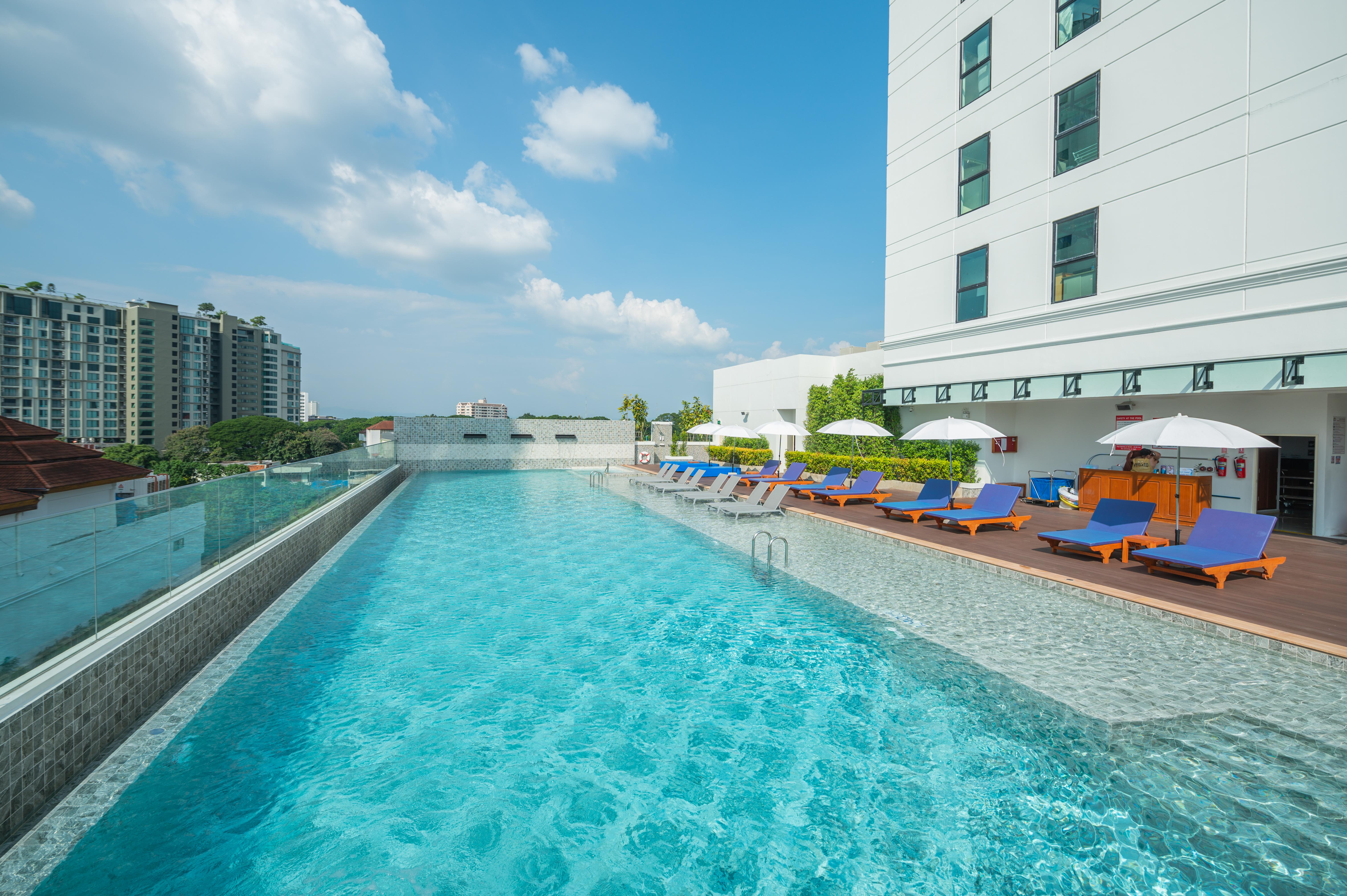 The Empress Premier Chiang Mai - Sha Extra Plus Eksteriør bilde The swimming pool at the hotel