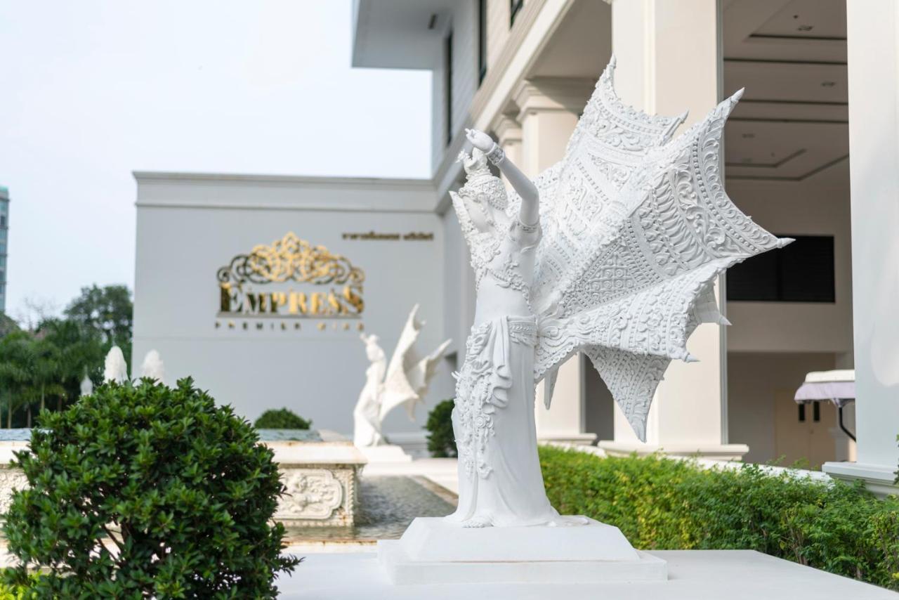 The Empress Premier Chiang Mai - Sha Extra Plus Eksteriør bilde The statue of King Narai the Great at the Narai Hotel