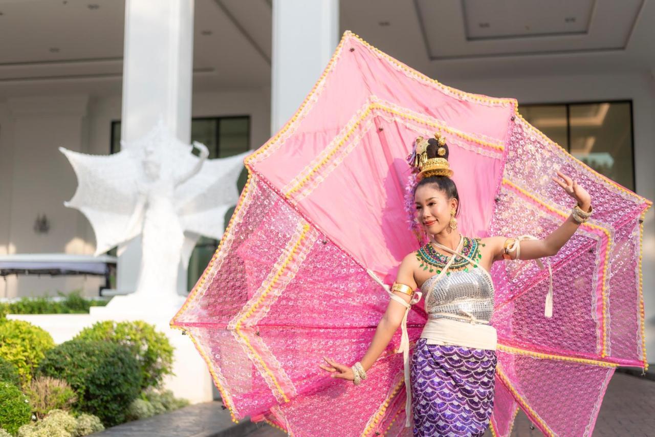 The Empress Premier Chiang Mai - Sha Extra Plus Eksteriør bilde A dancer in traditional Thai attire