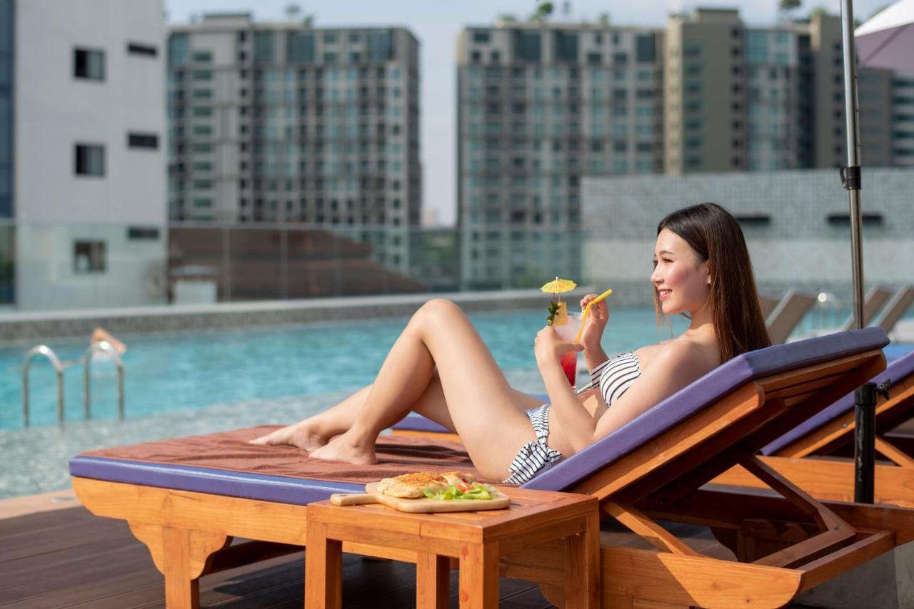 The Empress Premier Chiang Mai - Sha Extra Plus Eksteriør bilde A woman sunbathing