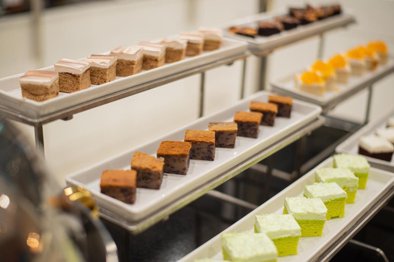 The Empress Premier Chiang Mai - Sha Extra Plus Eksteriør bilde A selection of petit fours
