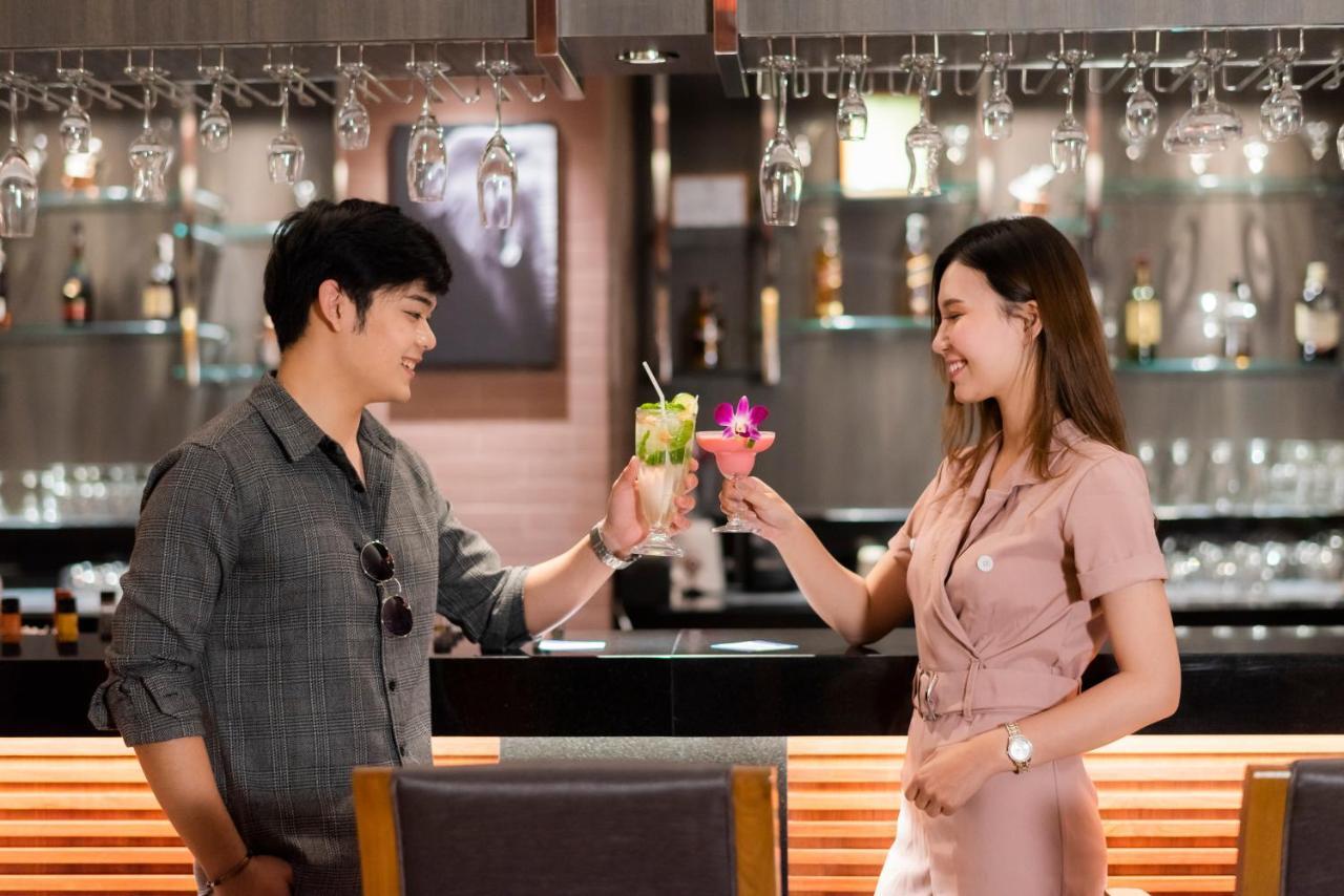 The Empress Premier Chiang Mai - Sha Extra Plus Eksteriør bilde A couple toasting with cocktails